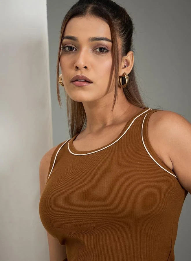 WineRed بلوزة بلا أكمام بحواف متباينة